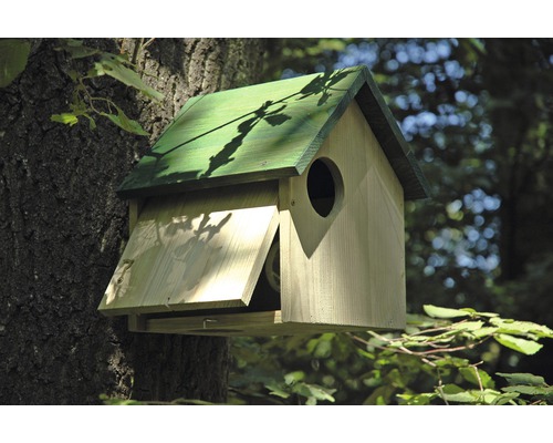 Vogelhaus aus Holz mit grünem Dach an Baum