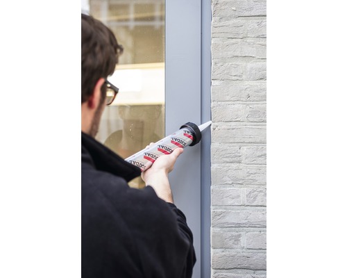 Anwendung von Dichtstoff zwischen Fenster und Mauerwerk