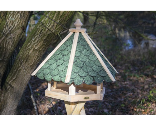 Vogelhaus mit grünem Dach im Garten