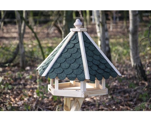 Vogelhaus mit Bitumendach im Garten