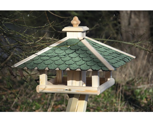 Vogelhaus aus Holz mit grünem Dach