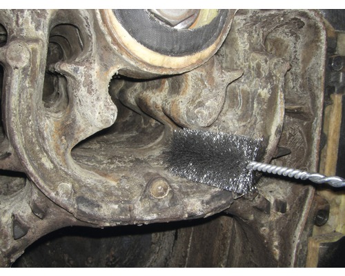 Reinigung eines Heizkörpers mit einer Heizkörperbürste