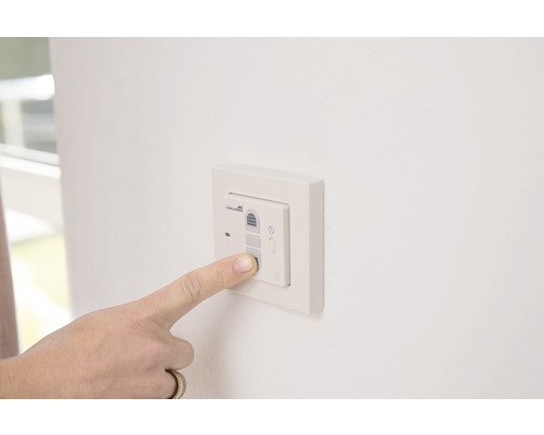 Bedienung eines Schellenberg Rolladensteuerungs-Schalters an einer Wand