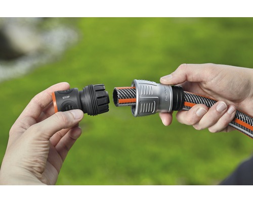 Gartenschlauchverbinder wird an einen Gartenschlauch angebracht
