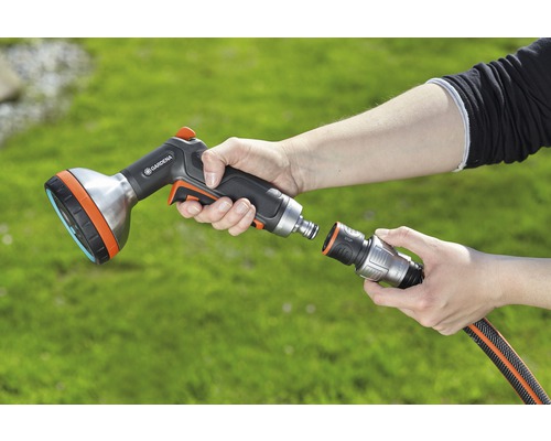 Gartenspritzdüse wird an einen Gartenschlauch angeschlossen