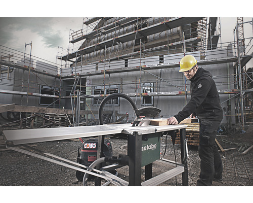 Handwerker benutzt eine Metabo Tischkreissäge auf einer Baustelle.