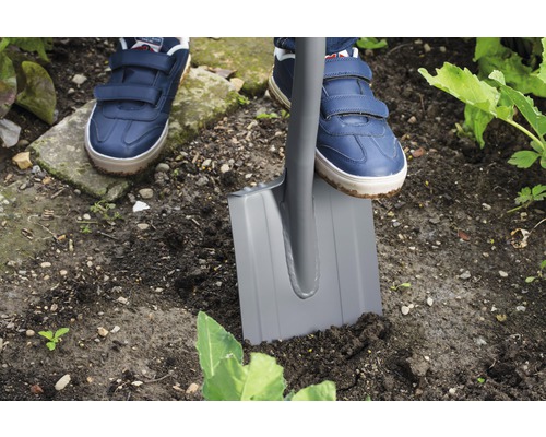 Person tritt Spaten in Gartenerde
