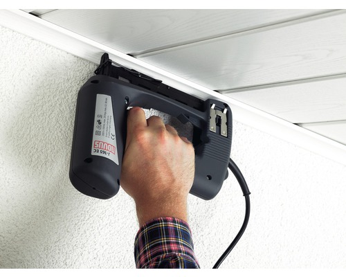 Elektrotacker im Einsatz an Decke