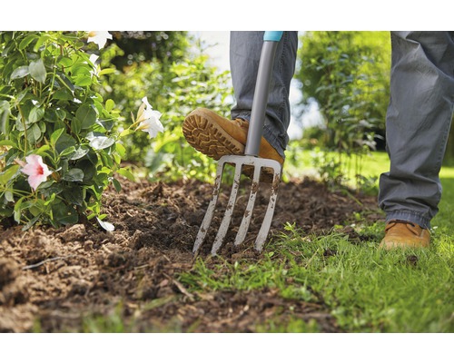 Gartenarbeit mit einer Grabgabel in einem Beet