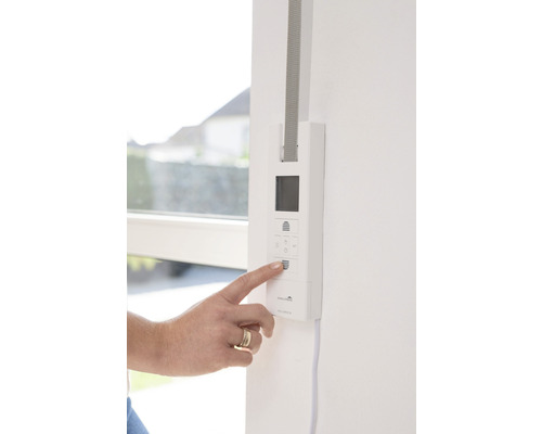 Person bedient Rollladensteuerung an der Wand