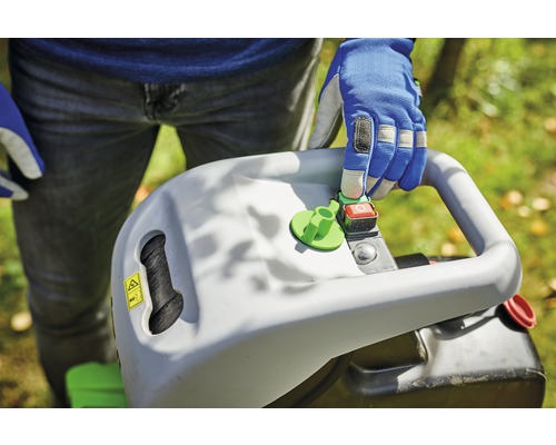 Bedienfeld eines Gartenhäckslers mit Sicherheitshinweis