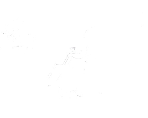 Ein Mann transportiert einen Häcksler mit Auffangbehälter im Garten.