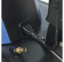 Detailansicht eines Stromkabels mit Stecker an einem Gerät