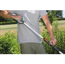 Person mit Abfallgreifer im Garten