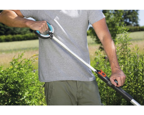 Person mit Abfallgreifer im Garten