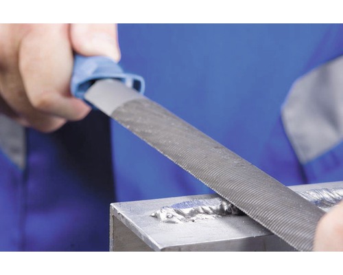 Eine Metallfeile wird an einem Metallstück verwendet.