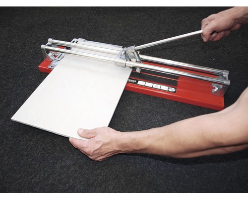 Fliesenschneider im Einsatz mit Fliese