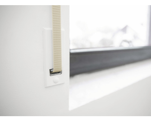 Rollladengurt in Halterung mit Fenster im Hintergrund