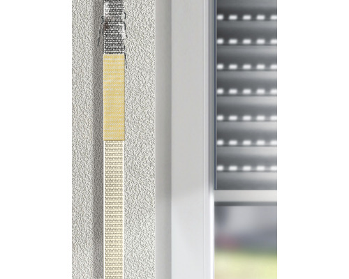 Rollladenband auf Putzwand neben Fenster