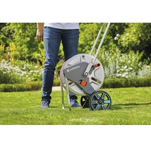 Gardena Schlauchwagen auf einer Rasenfläche