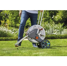 Gardena Schlauchwagen mit Schlauch auf Rasen