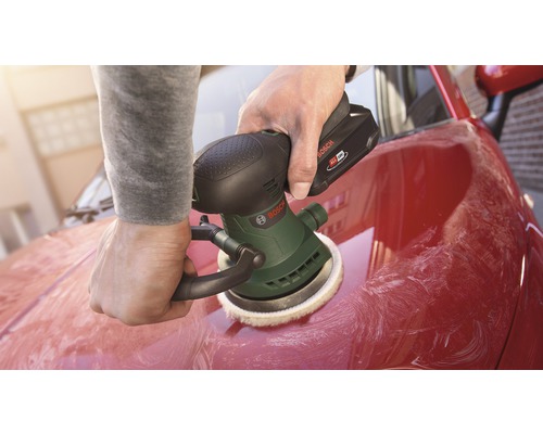 Person poliert ein rotes Auto mit einer Akku Poliermaschine von Bosch