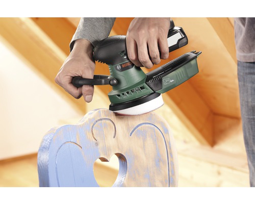 Mann schleift Holzstuhl mit einem Bosch Exzenterschleifer