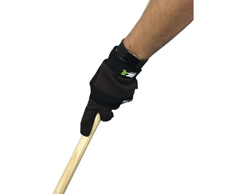 Eine Person hält einen Holzstiel mit einem Arbeitshandschuh