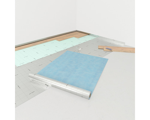 Szene mit Trittschalldämmung, Dämmplatten und Laminatboden in einem Raum.