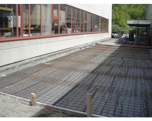 Baustelle mit Armierungsgittern für Betonboden