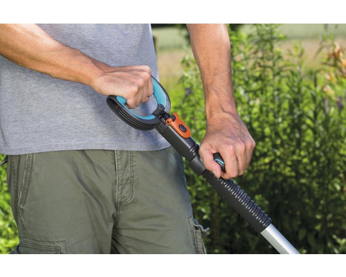 Person hält Gartengerät in den Händen