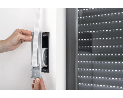 Montage eines Rollladengurtwicklers an der Wand