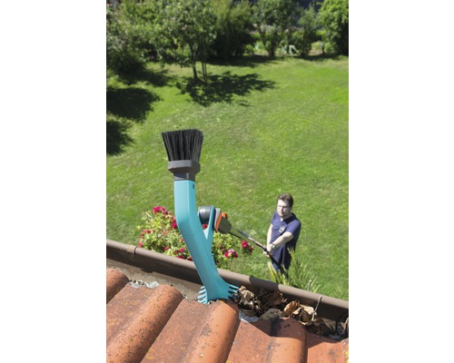 Dachrinnenreiniger im Einsatz mit Mann im Hintergrund