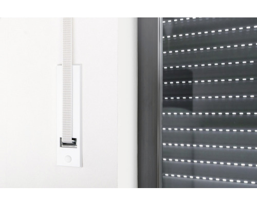 Rollladengurt mit Aufrollvorrichtung an der Wand neben einem Fenster mit Rollladen