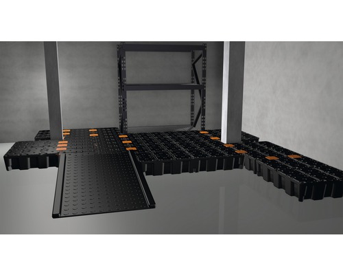 Szene mit schwarzen Bodenfliesen und einem Regal