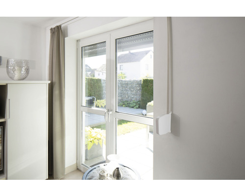 Weißer Balkontür mit Rollladen in einem hellen Wohnraum.