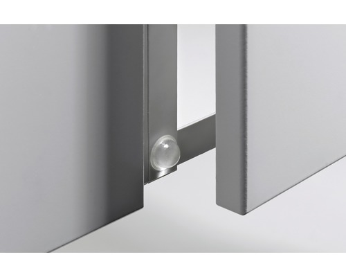 Detailansicht eines Türrahmens mit transparentem Türpuffer