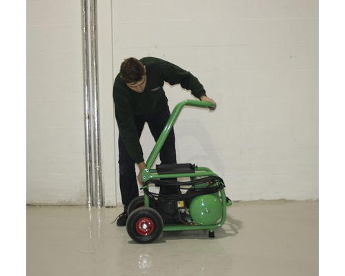 Person bedient fahrbaren Generator