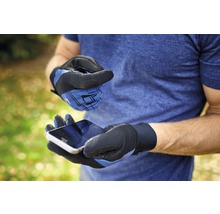 Eine Person, die mit Handschuhen ein Smartphone hält.