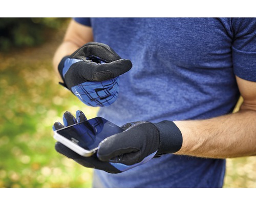 Eine Person, die mit Handschuhen ein Smartphone hält.
