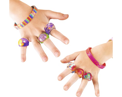 Kinderhände mit Ringen und Armbändern als Schmuck