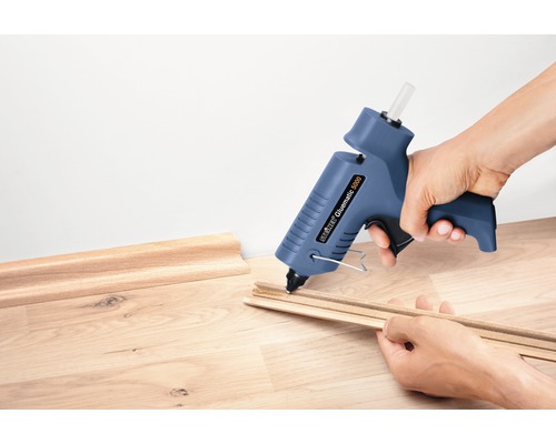 Heißklebepistole beim Verkleben von Holzleisten