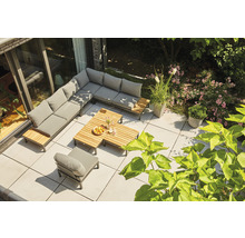 Gartenlounge-Set auf einer Terrasse mit Tisch und Pflanzen