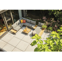 U-förmige Loungegruppe aus Holz mit Polstern auf einer Terrasse