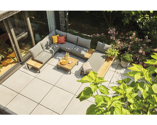 U-förmige Loungegruppe aus Holz mit Polstern auf einer Terrasse