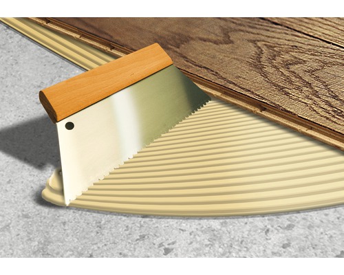 Auftragen von Klebstoff mit einem Zahnspachtel für Holzboden