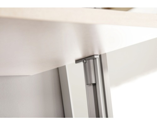 Detailansicht eines Tisches mit Metallbeinen.