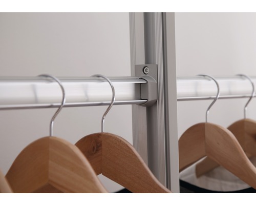 Detailansicht einer Kleiderstange aus Metall mit Holz-Kleiderbügeln