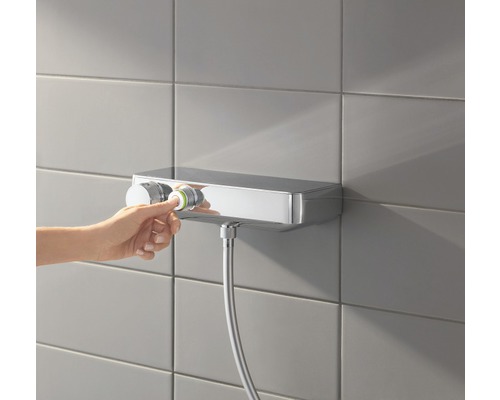 Aufputz-Thermostatbatterie mit Handbedienung im Badezimmer