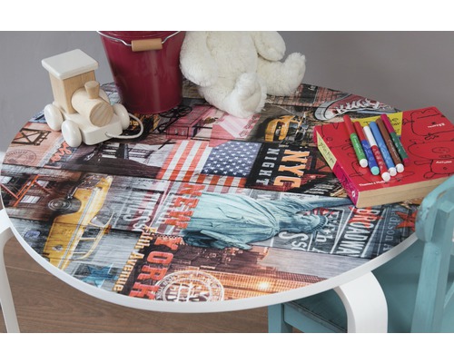 Kindertisch mit New York Motiv und Spielsachen
